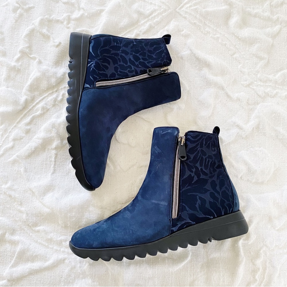 Munro Ashcroft Blue Nubuck Booties Size 7M New